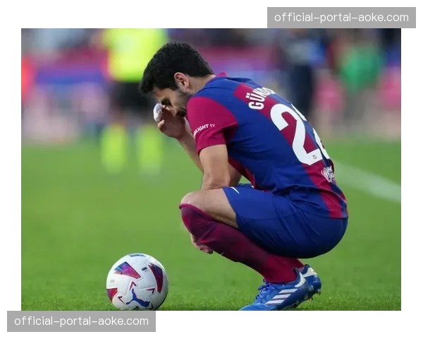 塞维利亚主场对阵比利亚雷亚尔,球迷看台展示巨型Tifo致敬已故名宿 塞维利亚主场对阵比利亚雷亚尔,球迷看台展示巨型Tifo致敬已故名宿